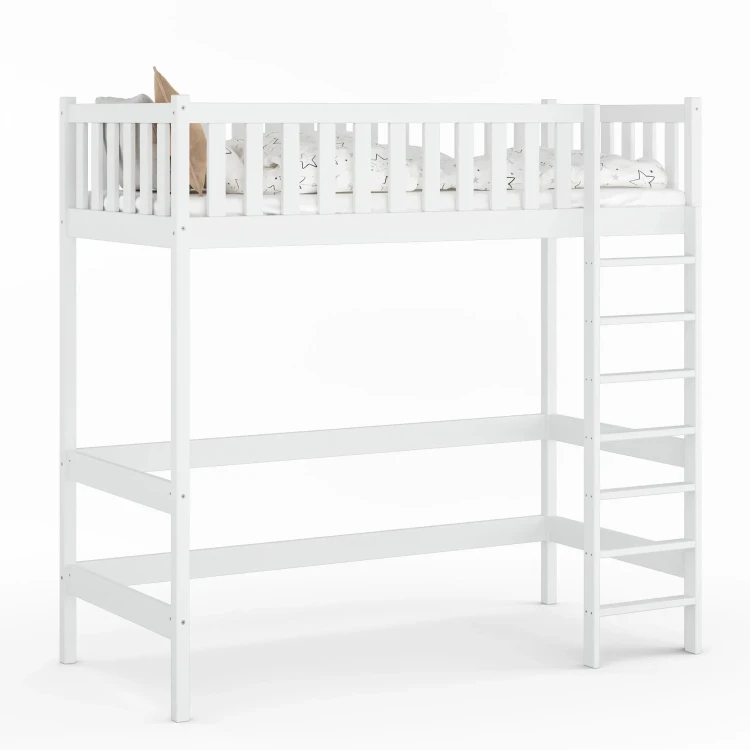 Wysokie drewniane łóżko na antresoli z drabinką po prawej stronie, wykonane z jasnej sosny, z dużą przestrzenią pod łóżkiem kolor biały