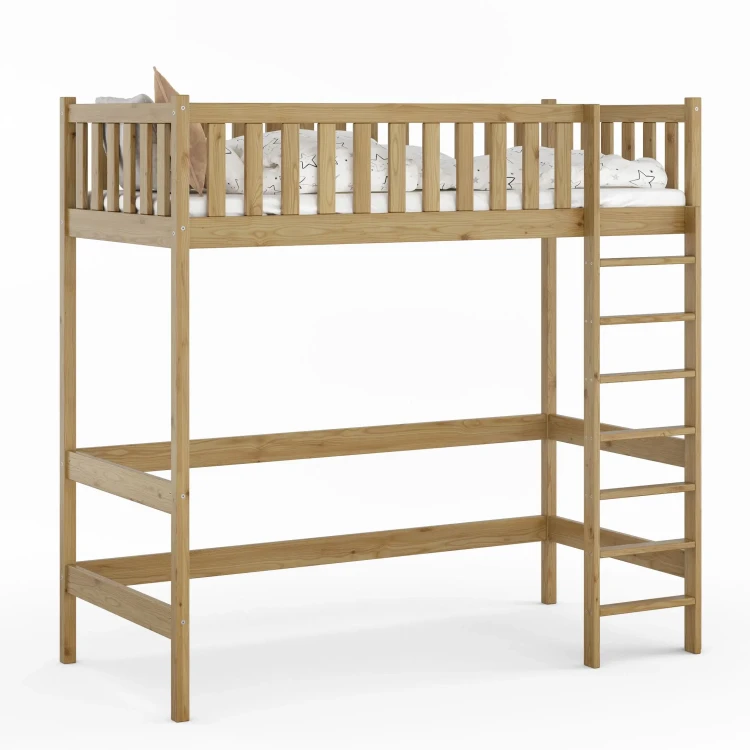 Wysokie drewniane łóżko na antresoli z drabinką po prawej stronie, wykonane z jasnej sosny, z dużą przestrzenią pod łóżkiem kolor dąb