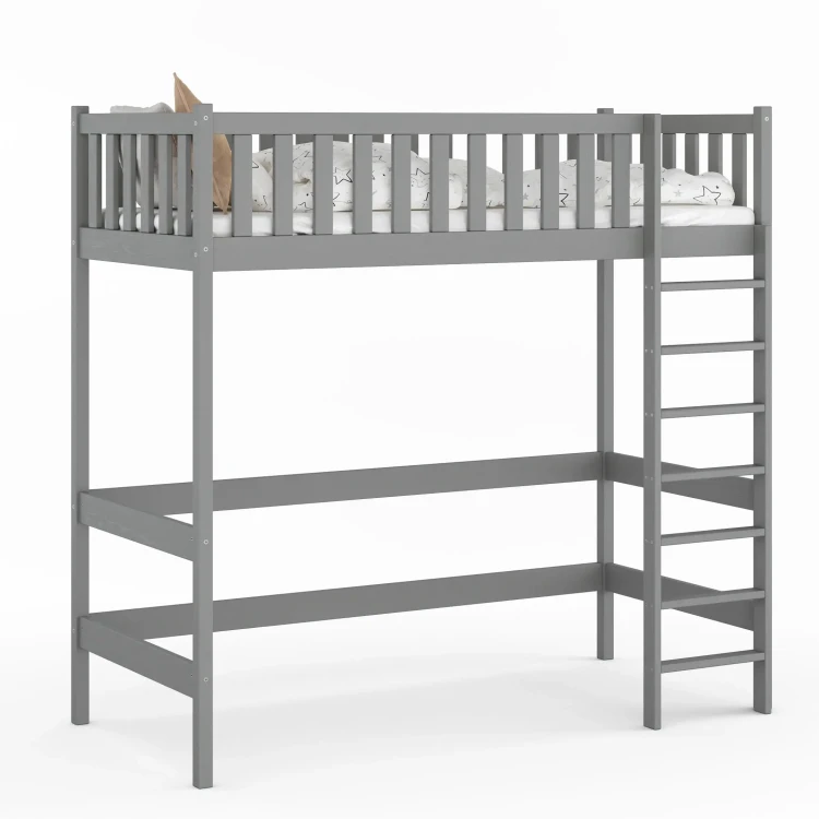 Wysokie drewniane łóżko na antresoli z drabinką po prawej stronie, wykonane z jasnej sosny, z dużą przestrzenią pod łóżkiem kolor grafit