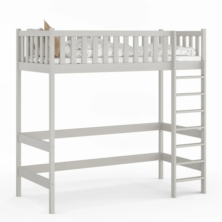 Wysokie drewniane łóżko na antresoli z drabinką po prawej stronie, wykonane z jasnej sosny, z dużą przestrzenią pod łóżkiem kolor kaszmir