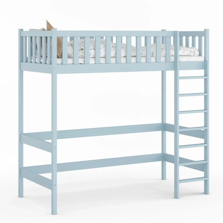 Wysokie drewniane łóżko na antresoli z drabinką po prawej stronie, wykonane z jasnej sosny, z dużą przestrzenią pod łóżkiem kolor niebieski