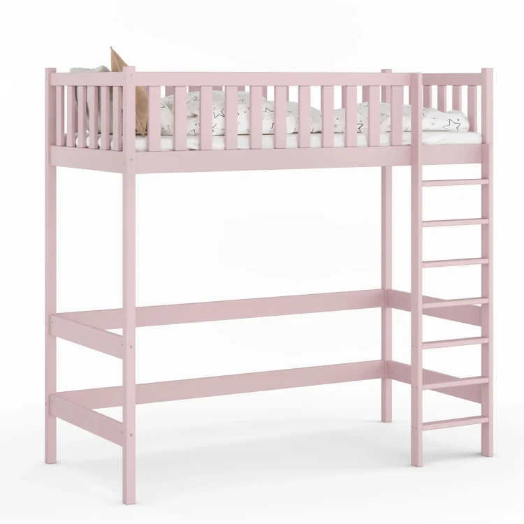 Wysokie drewniane łóżko na antresoli z drabinką po prawej stronie, wykonane z jasnej sosny, z dużą przestrzenią pod łóżkiem kolor różowy