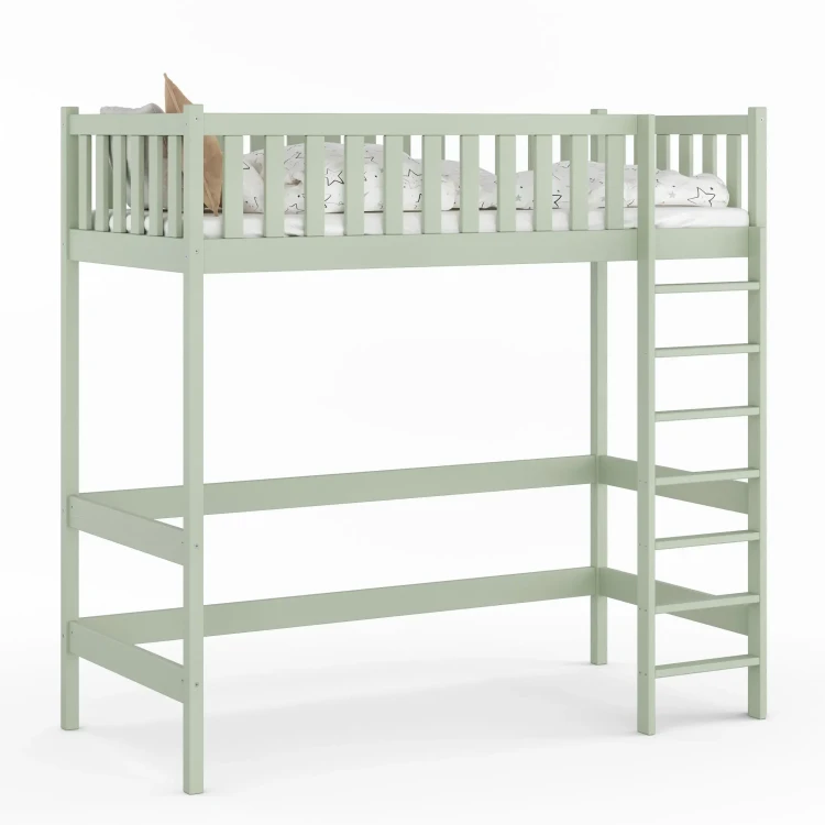 Wysokie drewniane łóżko na antresoli z drabinką po prawej stronie, wykonane z jasnej sosny, z dużą przestrzenią pod łóżkiem kolor szałwia