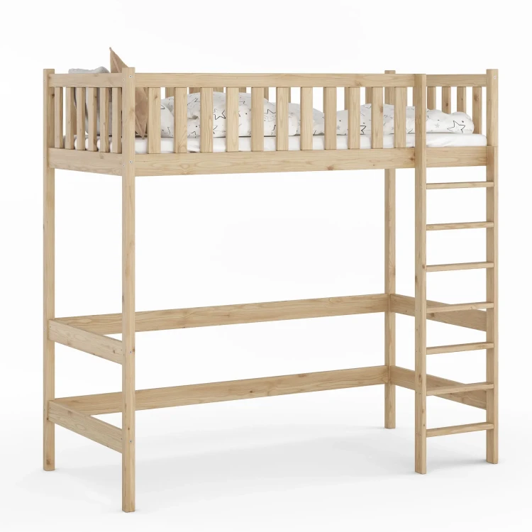 Wysokie drewniane łóżko na antresoli z drabinką po prawej stronie, wykonane z jasnej sosny, z dużą przestrzenią pod łóżkiem surowe