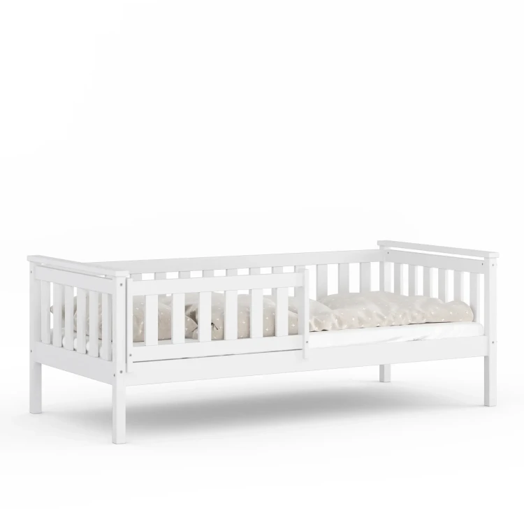 drewniane łóżko dziecięce z barierką w kolorze białym, bezpieczne łóżko pojedyncze dla dziecka z litej sosny