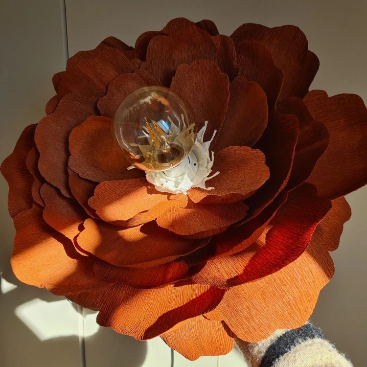 Lampa wisząca Peonia w kolorze terakota – dekoracyjna lampa do pokoju dziecięcego w kształcie kwiatu