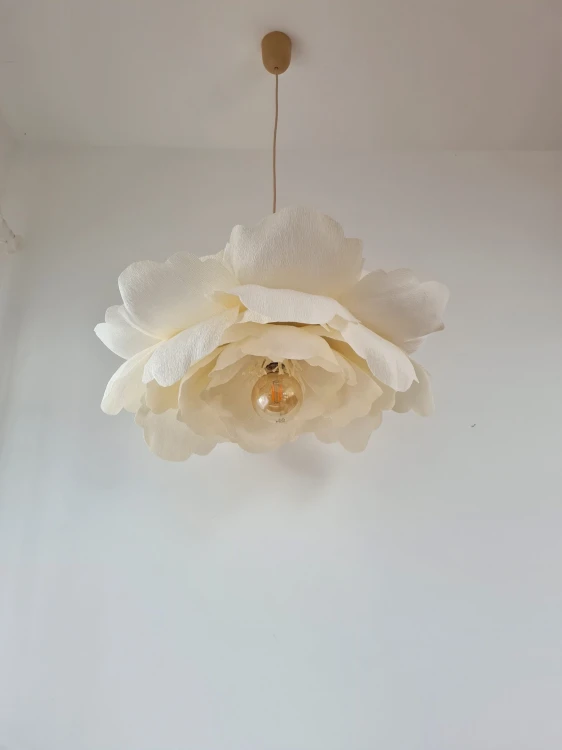 Lampa wisząca Peonia kremowa 70 cm – duża dekoracyjna lampa w kształcie kwiatu do wnętrz boho