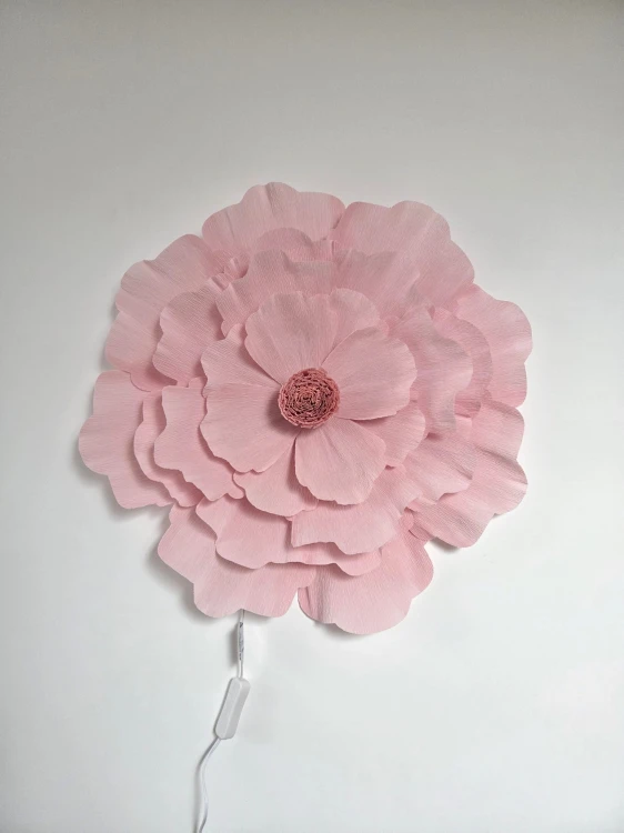 Lampka nocna LED ścienna w kształcie jasnoróżowego kwiatu – dekoracyjna lampka do pokoju dziecka