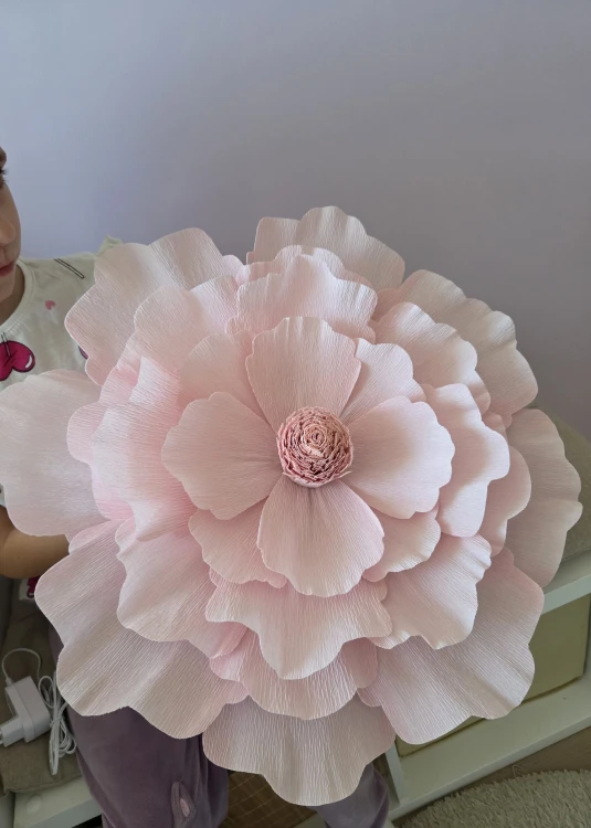 Lampka nocna LED ścienna w kształcie jasnoróżowego kwiatu – dekoracyjna lampka do pokoju dziecka