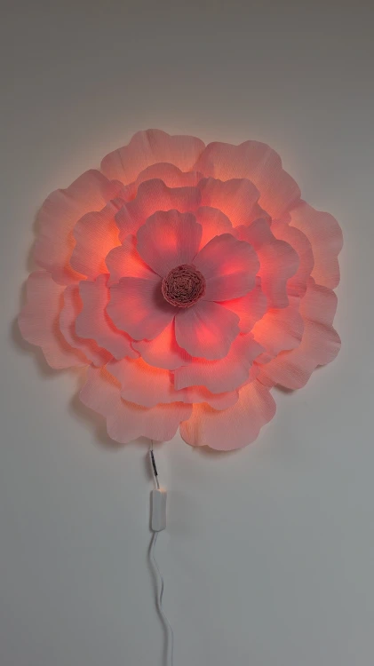 Lampka nocna LED ścienna w kształcie jasnoróżowego kwiatu – dekoracyjna lampka do pokoju dziecka