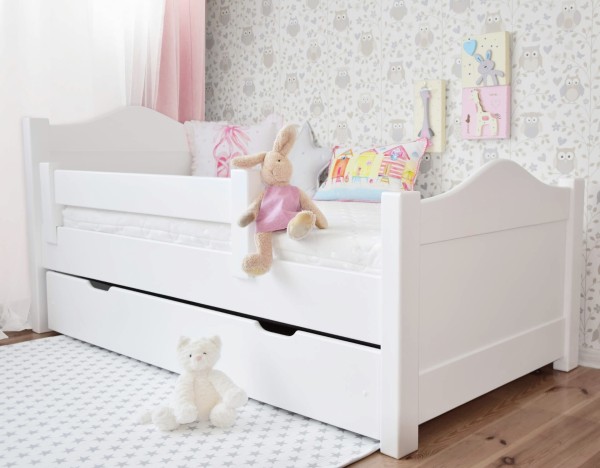białe łóżeczko dziecięce FINISS z szufladą i barierką z drewna olchowego w pokoju dziecka