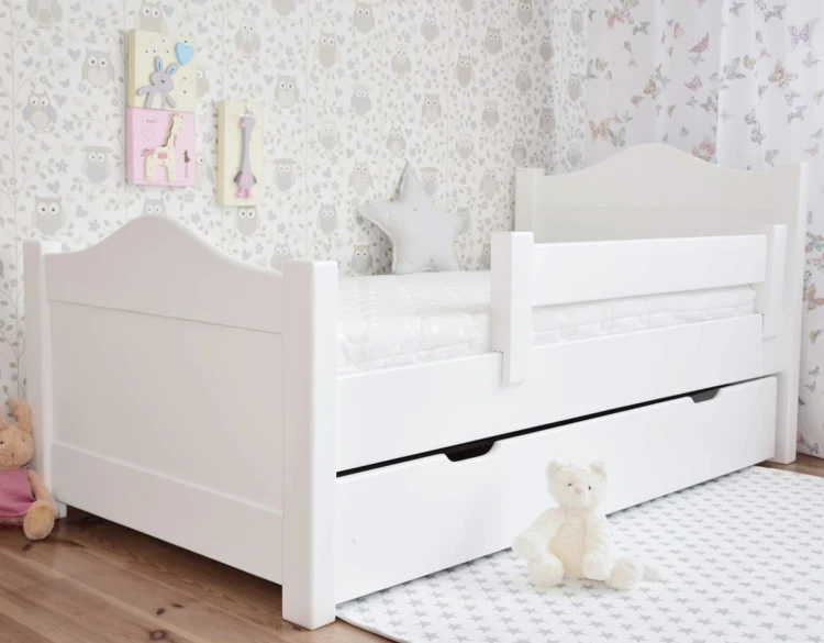 białe łóżeczko dziecięce FINISS z szufladą i barierką z drewna olchowego w pokoju dziecka