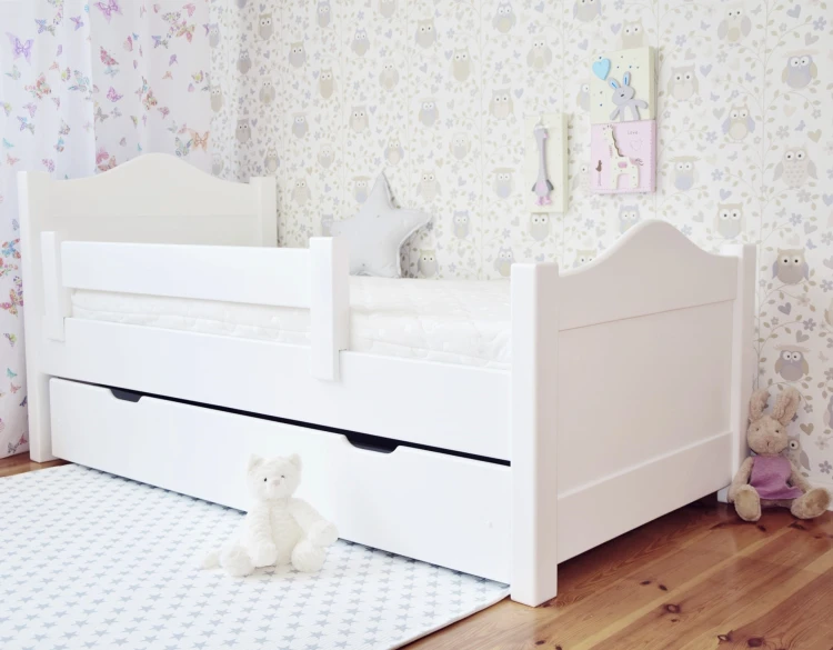 białe łóżeczko dziecięce FINISS z szufladą i barierką z drewna olchowego w pokoju dziecka