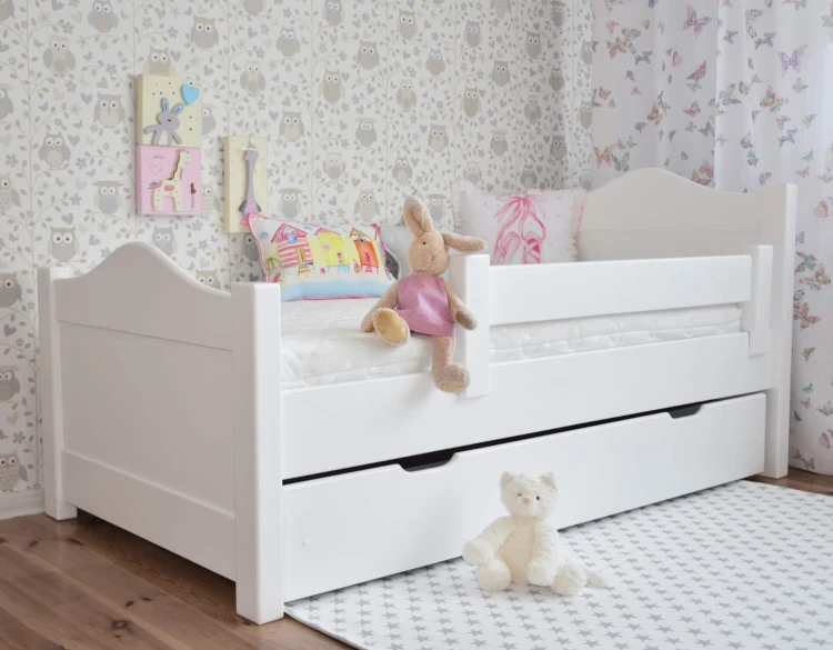 białe łóżeczko dziecięce FINISS z szufladą i barierką z drewna olchowego w pokoju dziecka