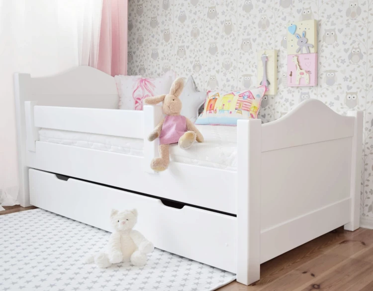 białe łóżeczko dziecięce FINISS z szufladą i barierką z drewna olchowego w pokoju dziecka