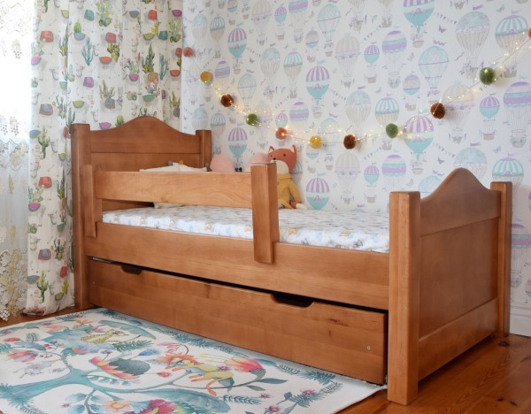 drewniane łóżko dziecięce FINISS miodowe z barierką i szufladą z drewna olchowego