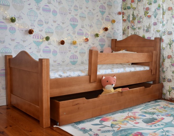 drewniane łóżko dziecięce FINISS miodowe z barierką i szufladą z drewna olchowego