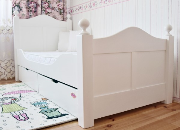 białe łóżko drewniane LIWIA dla dziewczynki z szufladami i falistym zagłówkiem