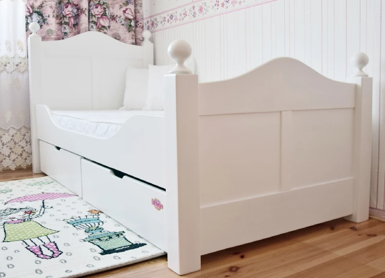 białe łóżko drewniane LIWIA dla dziewczynki z szufladami i falistym zagłówkiem