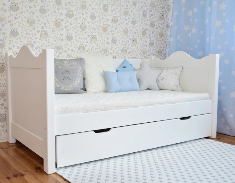 białe łóżko sofka MELIA drewniane z oparciem i szufladą w pokoju dziecka