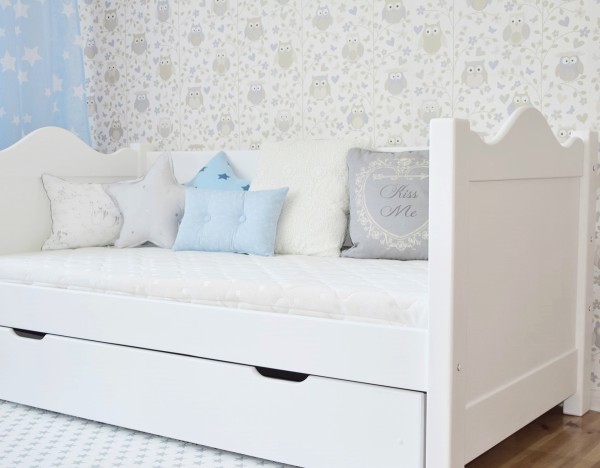 białe łóżko sofka MELIA drewniane z oparciem i szufladą w pokoju dziecka