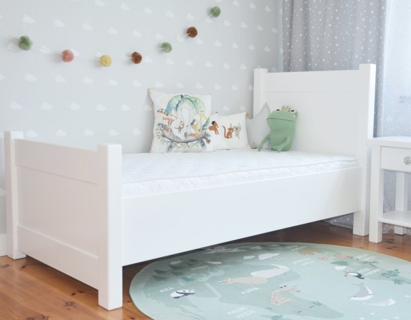 białe łóżko młodzieżowe MERAVI z wysokim zagłówkiem z drewna olchowego