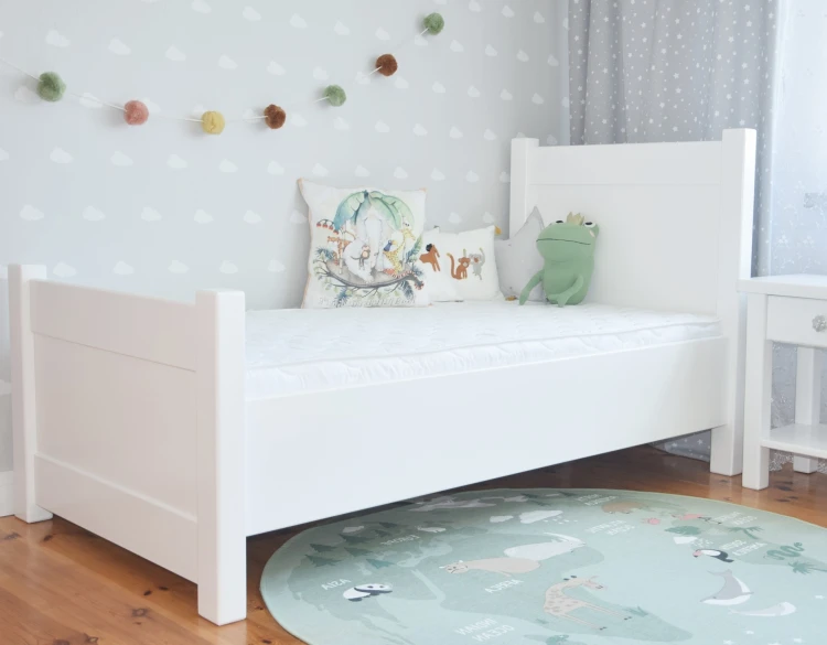 białe łóżko młodzieżowe MERAVI z wysokim zagłówkiem z drewna olchowego