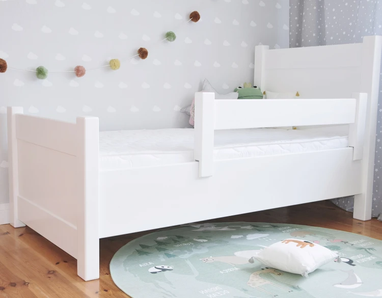 białe łóżko młodzieżowe MERAVI z wysokim zagłówkiem z drewna olchowego