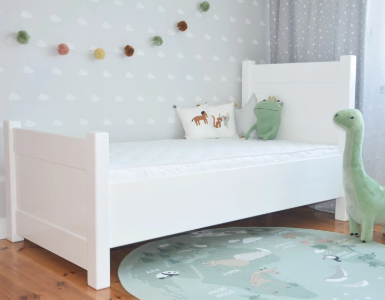 białe łóżko młodzieżowe MERAVI z wysokim zagłówkiem z drewna olchowego