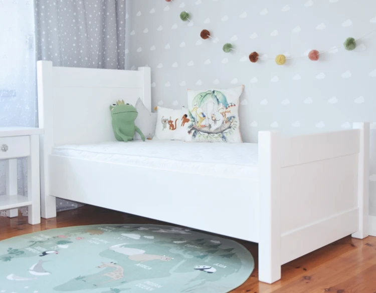 białe łóżko młodzieżowe MERAVI z wysokim zagłówkiem z drewna olchowego