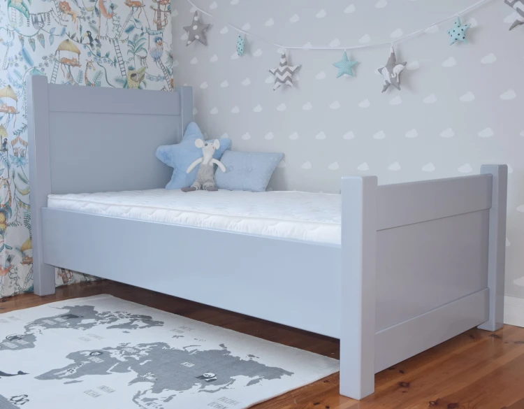 szare łóżko młodzieżowe MERAVI z szufladą drewniane w nowoczesnym pokoju