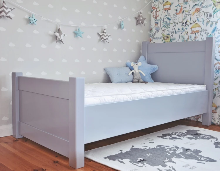 szare łóżko młodzieżowe MERAVI z szufladą drewniane w nowoczesnym pokoju