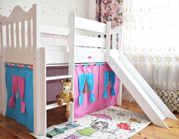 łóżko dziecięce ZAMECZEK drewniane ze zjeżdżalnią i zasłonkami antresola