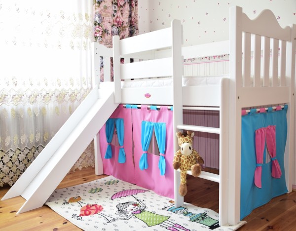 łóżko dziecięce ZAMECZEK drewniane ze zjeżdżalnią i zasłonkami antresola