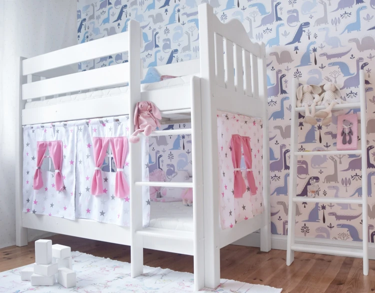 łóżko piętrowe NINA drewniane dla dwójki dzieci z kolorowymi zasłonkami