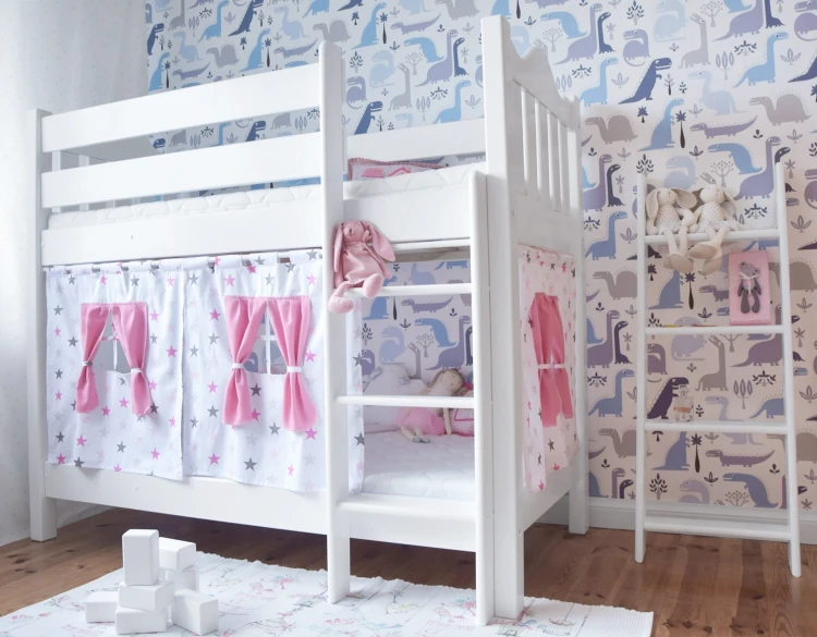łóżko piętrowe NINA drewniane dla dwójki dzieci z kolorowymi zasłonkami
