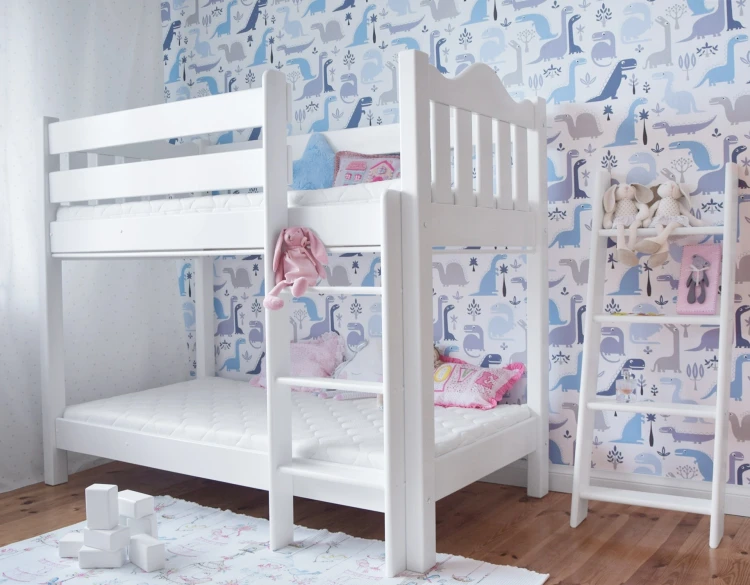 łóżko piętrowe NINA drewniane dla dwójki dzieci z kolorowymi zasłonkami