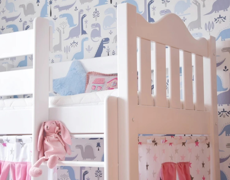 łóżko piętrowe NINA drewniane dla dwójki dzieci z kolorowymi zasłonkami