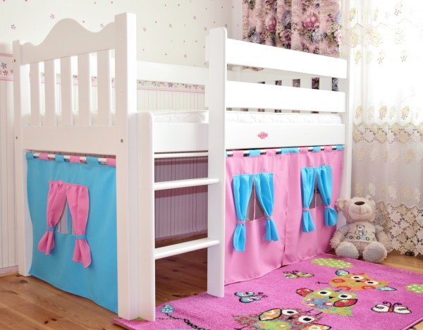 drewniane łóżko dziecięce ZAMECZEK antresola z kolorowymi zasłonami