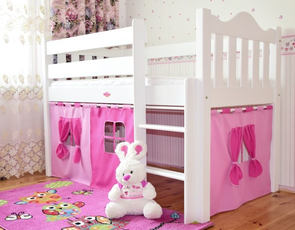 drewniane łóżko dziecięce ZAMECZEK antresola z kolorowymi zasłonami