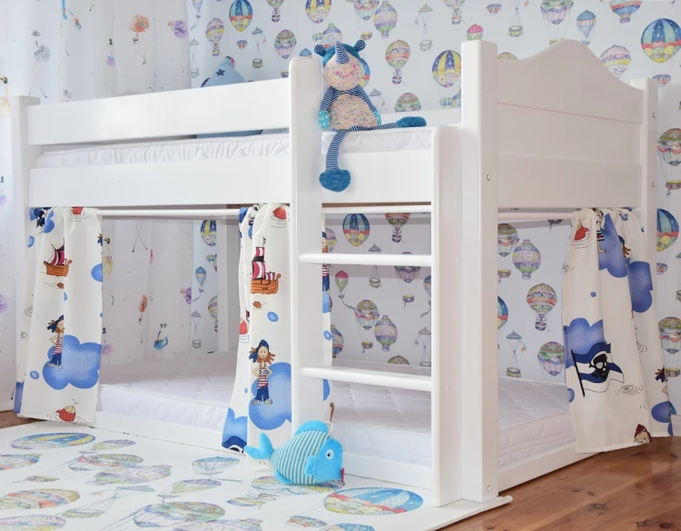 łóżko dziecięce MIKA piraci drewniane z zasłonami i dodatkowym miejscem do spania