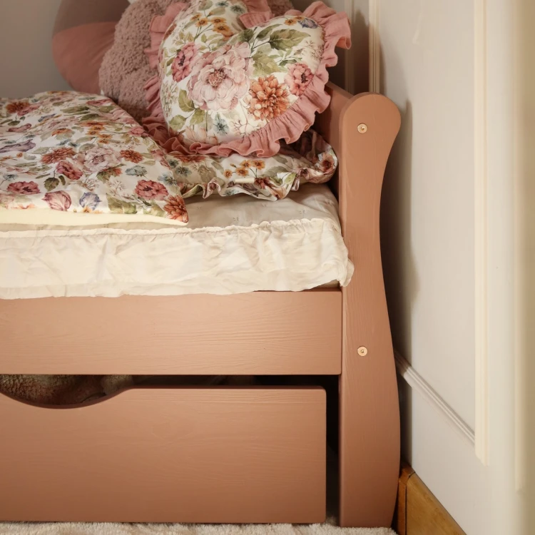 Łóżko dziecięce Paris z naturalnego drewna sosnowego z szufladą pink