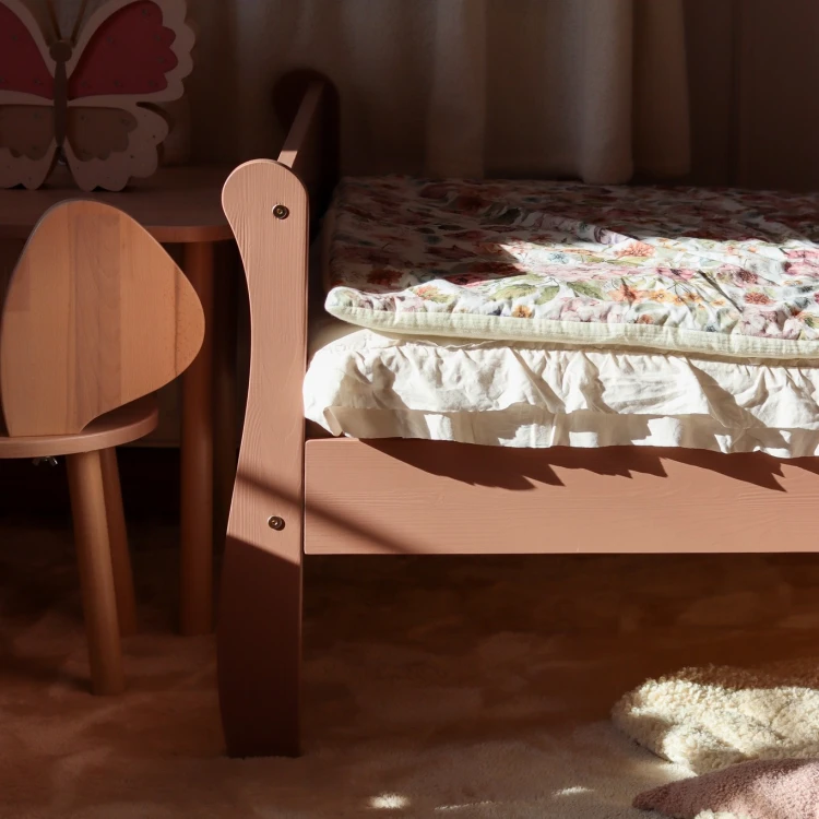 Łóżko dziecięce Paris z naturalnego drewna sosnowego z szufladą pink
