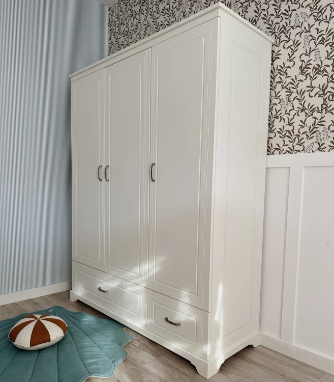 Trzydrzwiowa szafa dziecięca Melody – widok z boku