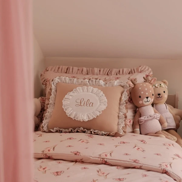 poduszka dekoracyjna dla dziecka z koronką falbankami i haftem personalizowana bawełniana vintage beżowa