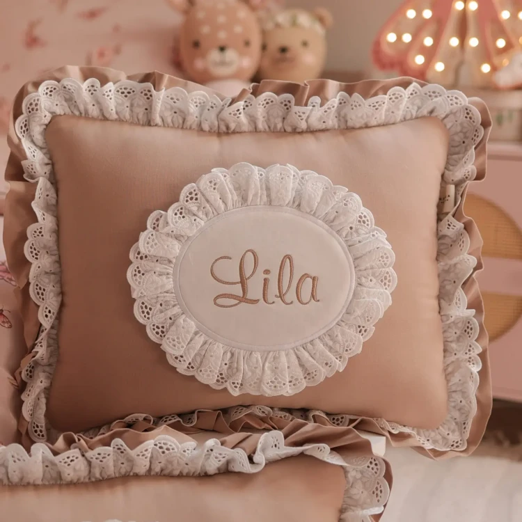 poduszka dekoracyjna dla dziecka z koronką falbankami i haftem personalizowana bawełniana vintage beżowa