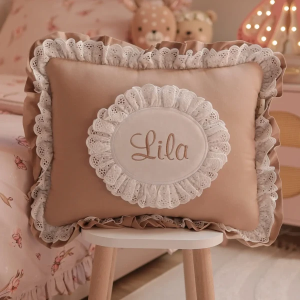 poduszka dekoracyjna dla dziecka z koronką falbankami i haftem personalizowana bawełniana vintage beżowa