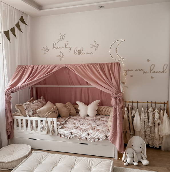 Zasłonki muślinowe do łóżeczka domek