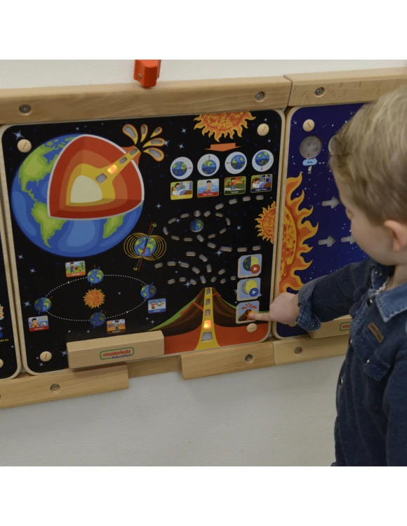 Interaktywna tablica edukacyjna Masterkidz przedstawiająca Ziemię i Układ Słoneczny