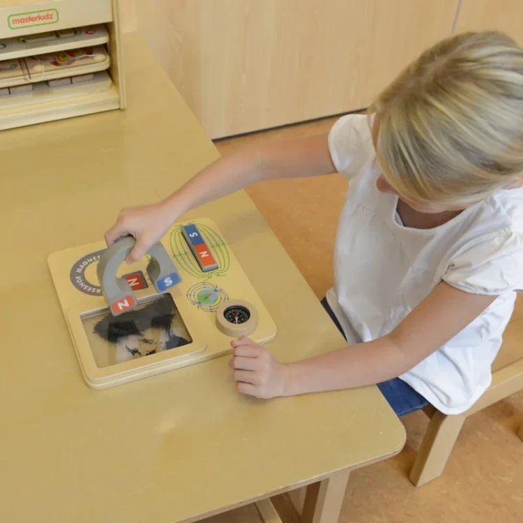 Drewniana tablica edukacyjna Masterkidz do nauki magnetyzmu